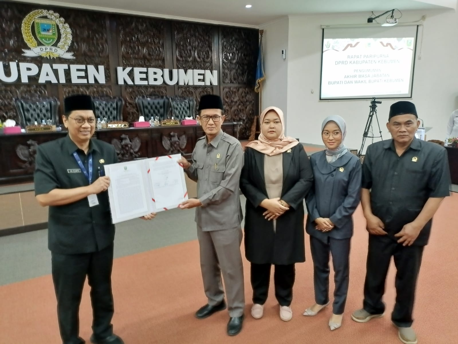 SIDANG PARIPURNA : Pimpinan DPRD Kebumen menandatangani berita acara rapat paripurna dengan agenda pengumuman masa akhir jabatan Bupati dan Wakil Bupati Kebumen. (M Hafied/Radar Jogja)