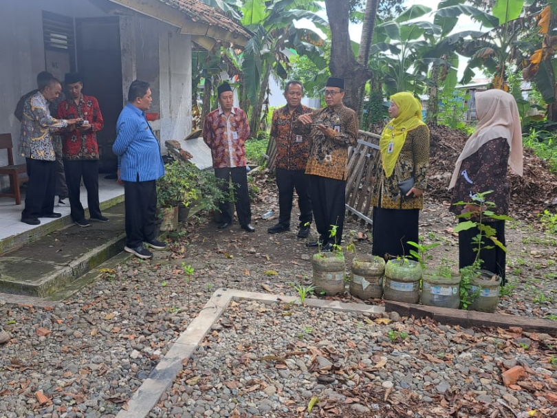 PERSIAPAN PEMBANGUNAN : Kepala Kemenag Kebumen Sukarno bersama tim mengecek kesiapan lahan sebelum pembangunan gedung layanan haji dan umrah terpadu. (Dokumentasi Kemenag Kebumen)