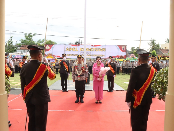 Kedatangan AKBP Eka Baasith bersama istri di Polres Kebumen disambut prosesi upacara pedang pora, Sabtu (18/1).