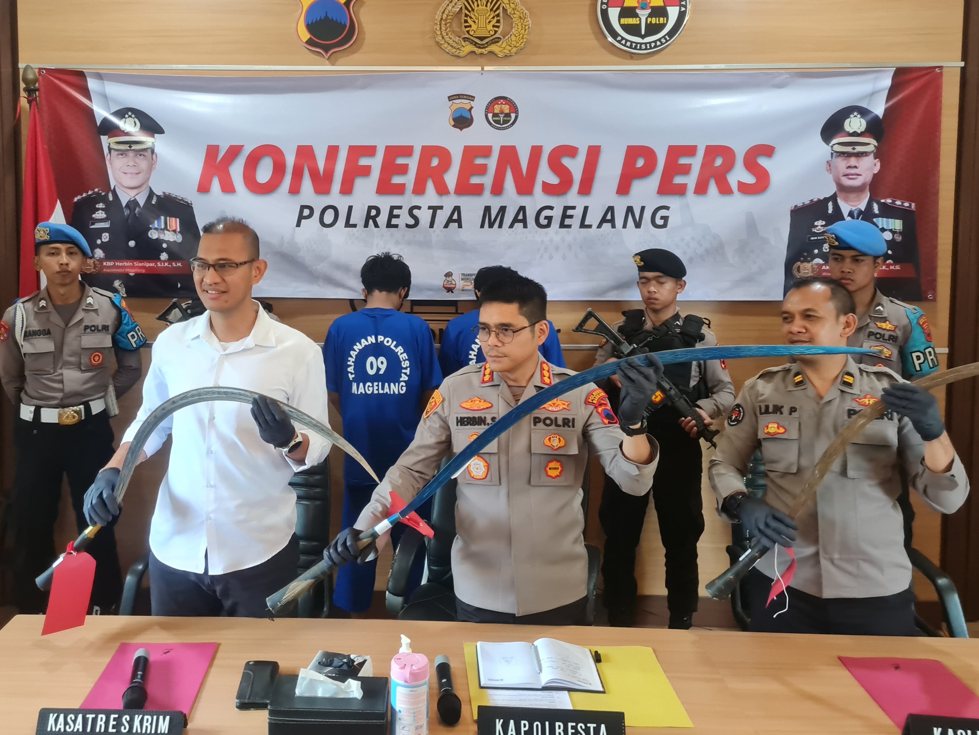 DITANGKAP: Dua dari empat pelaku tawuran antarkelompok di Seloboro, Salam resmi ditahan di Mapolresta Magelang, Senin (20/1).