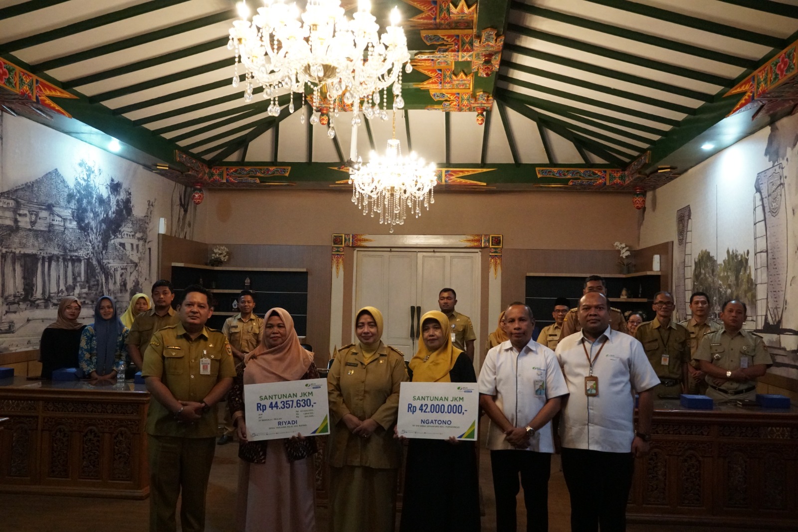 Bupati Purworejo Yuli Hastuti saat menyerahkan santunan Program JKM BPJS Ketenagakerjaan kepada ahli waris dua aparatur desa di Kabupaten Purworejo, Senin (20/1).
