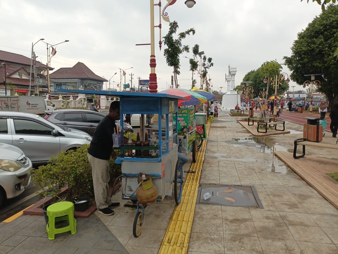 Pedagang kaki lima (PKL) masih nekat membuka lapak di Alun-alun Pancasila meski sudah mendapat surat peringatan larangan berjualan di area tersebut. (M Hafied/Radar Jogja)
