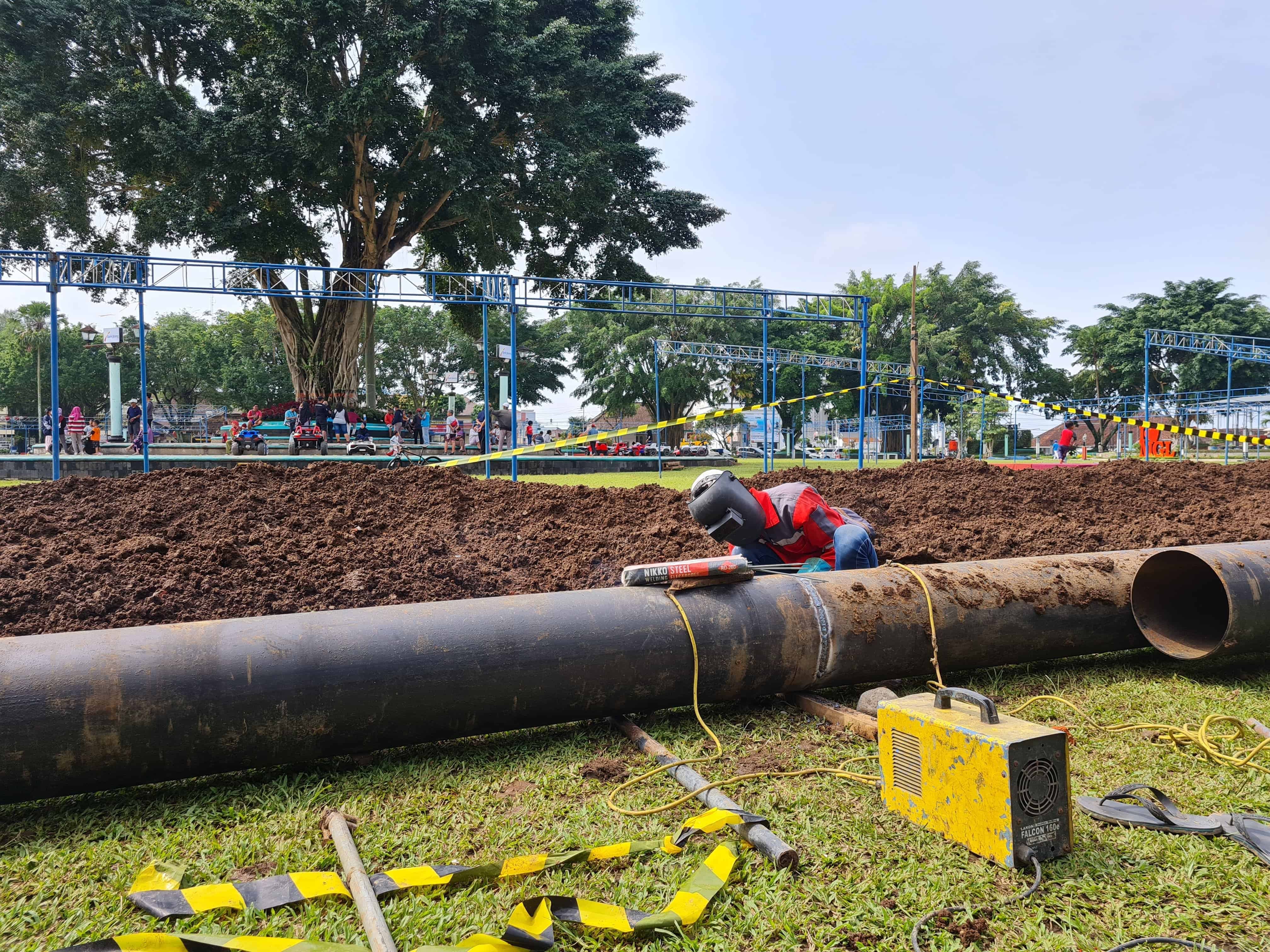&nbsp;  GOTONG ROYONG: Beberapa pekerja tampak memperbaiki pipa saluran air yang berada di Alun-alun Kota Magelang.