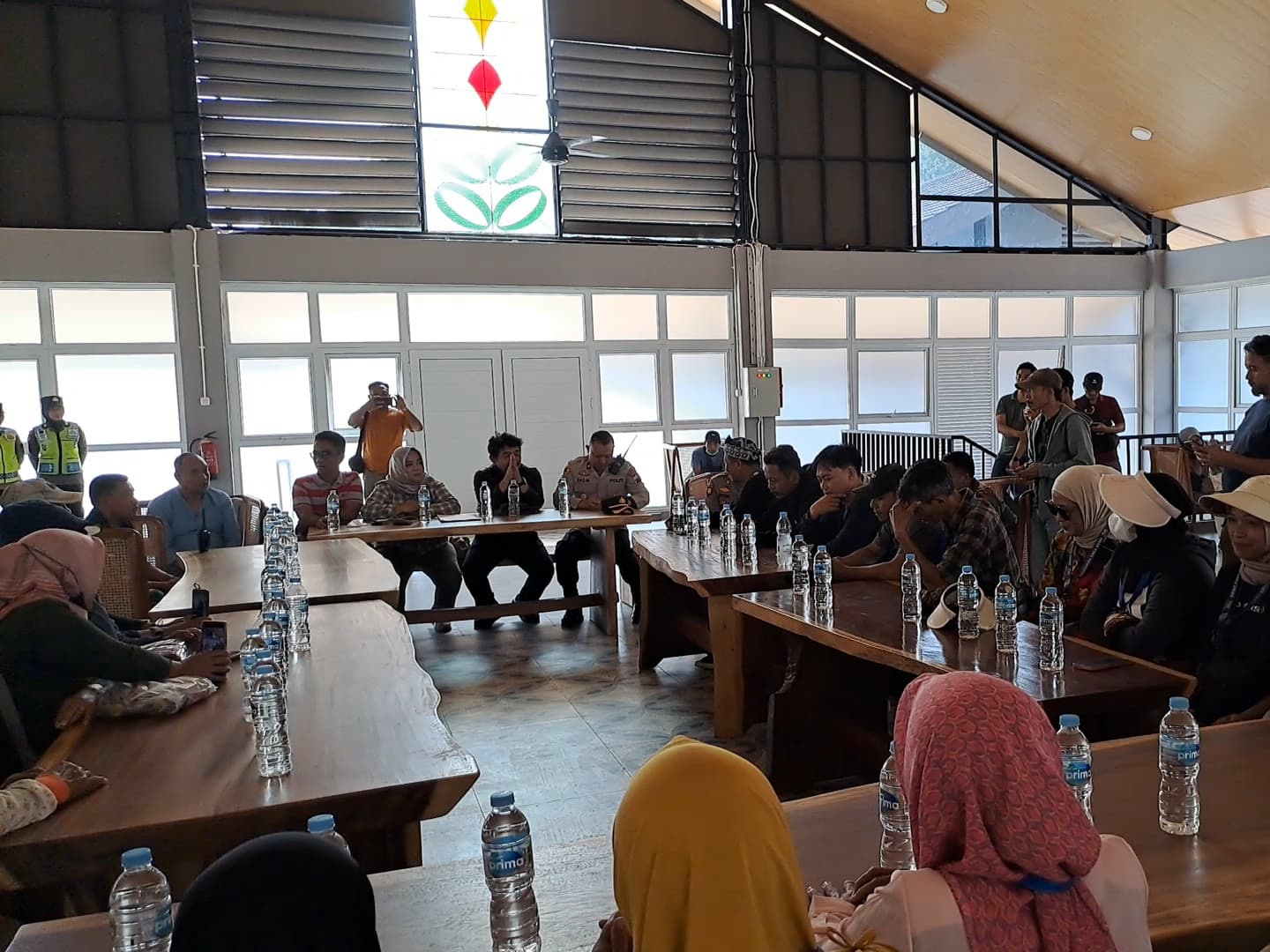 AUDIENSI: Direktur TWB bersama jajarannya menemui para pedagang SKMB di Kampung Seni Borobudur, Rabu (29/1).