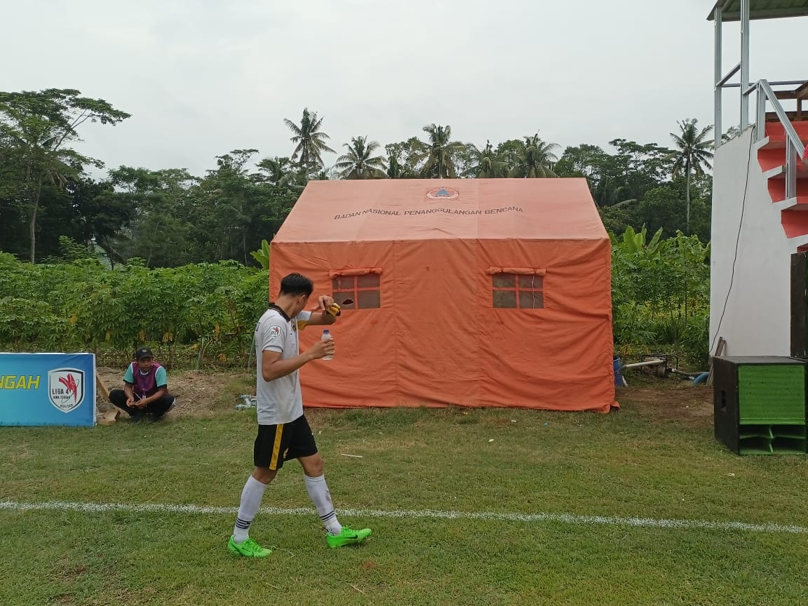 PERSAK DAY : Tenda darurat difungsikan untuk ruang ganti pemain saat Persak Kebumen menjamu Persikama Magelang pada laga lanjutan Liga 4 Jateng.
