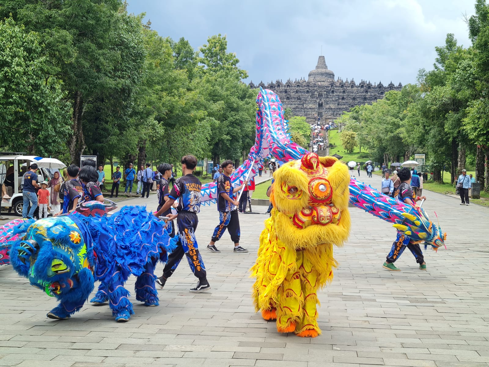 &nbsp;  DAYA TARIK: Atraksi barongsai dan liong di area Marga Utama, kompleks Candi Borobudur menarik perhatian pengunjung, Rabu (29/1).&nbsp;