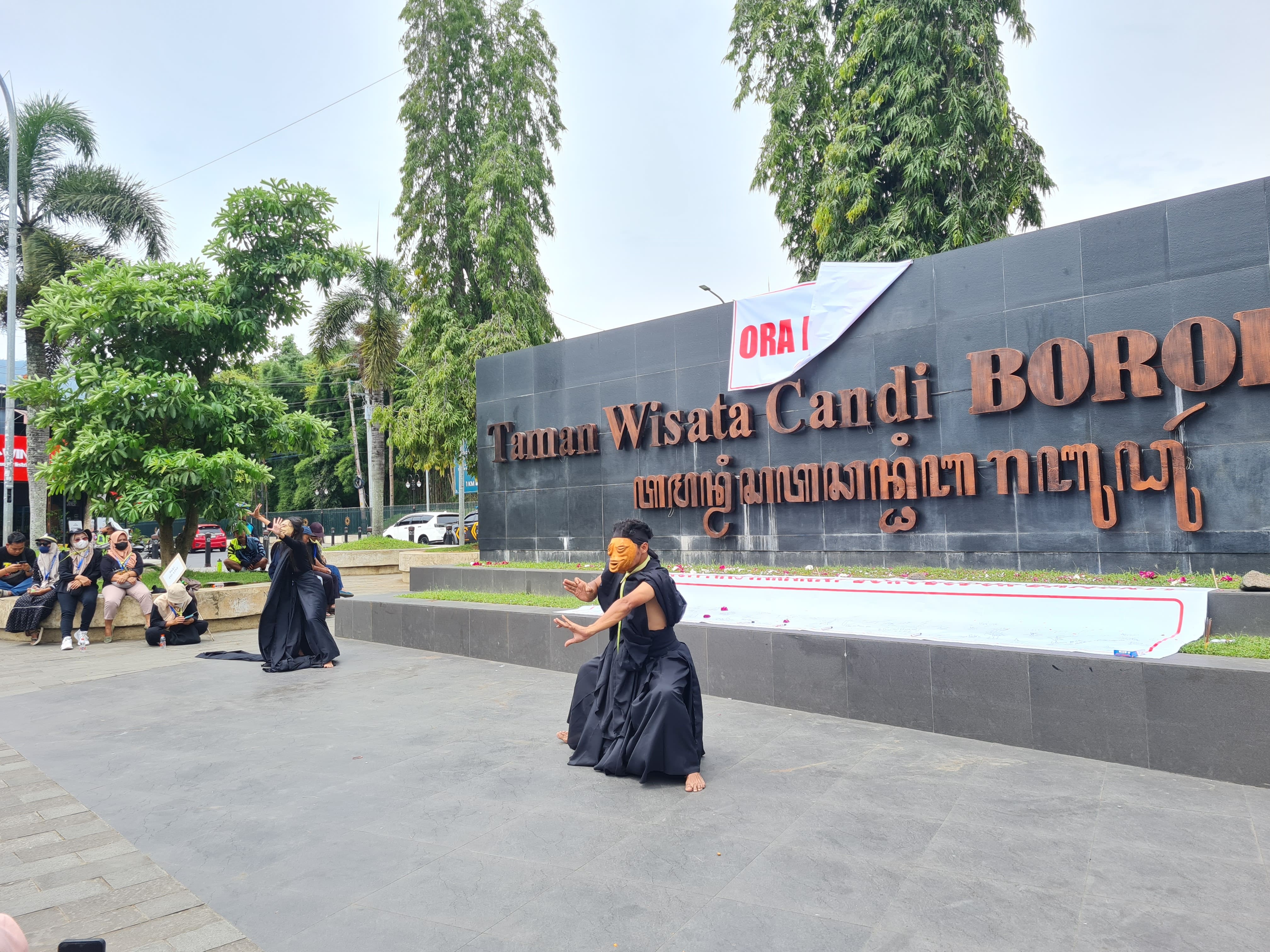 &nbsp;  AKSI: Warga dari berbagai elemen turun ke jalan untuk menyuarakan aspirasinya soal pengelolaan dan pelestarian Candi Borobudur, Minggu (2/2).