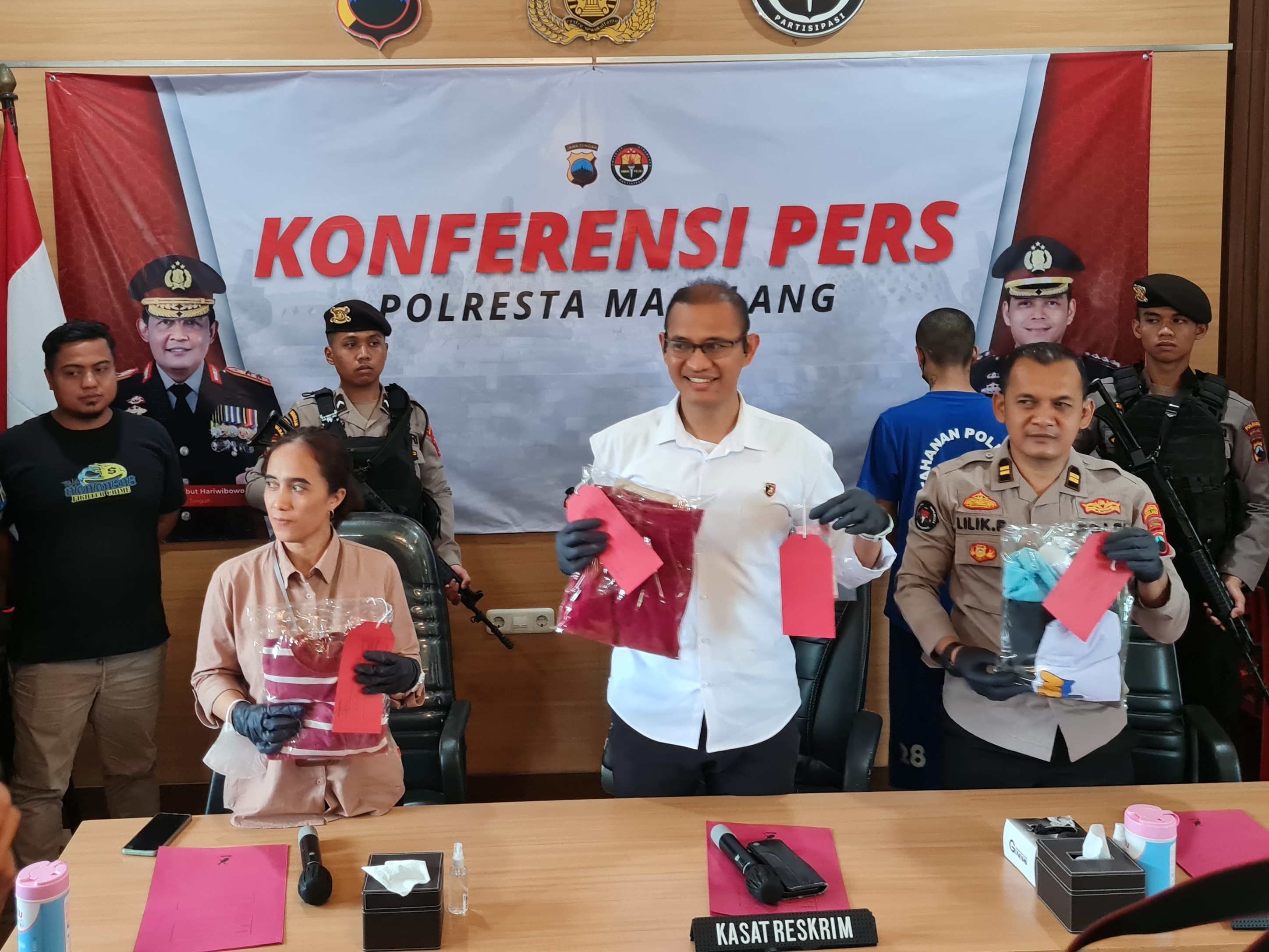 &nbsp;  TUNJUKKAN BUKTI: Kasat Reskrim Polresta Magelang saat menunjukkan barang bukti persetubuhan yang melibatkan ayah dan anak.