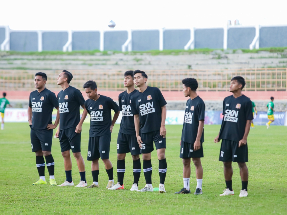 DUDUKI PUNCAK KLASEMEN : Pemain Persak Kebumen menyapa suporter dalam laga lanjutan Liga 4 Jateng.