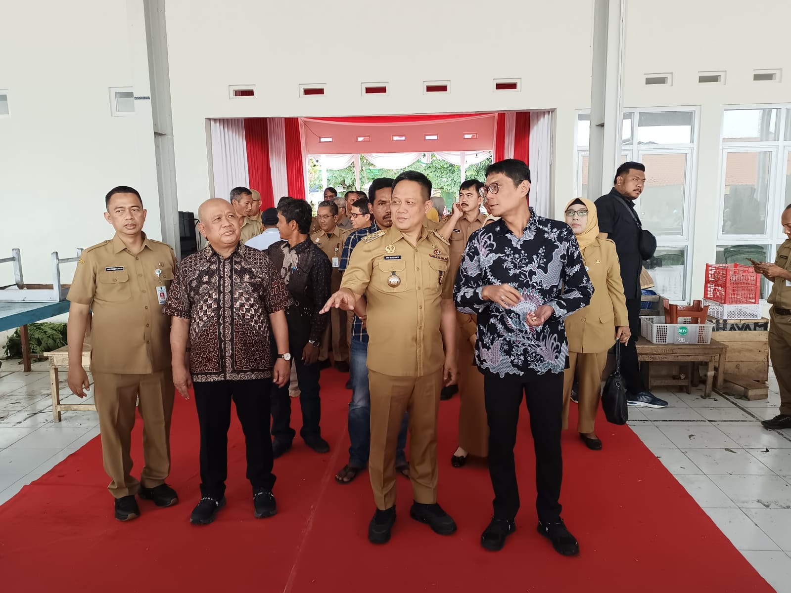 PERESMIAN : Pejabat Kementerian Peragangan Iqbal Soffan Shofwan didampingi Bupati Kebumen Arif Sugiyanto meresmikan Pasar Pagi Kebumen, Selasa (4/2).