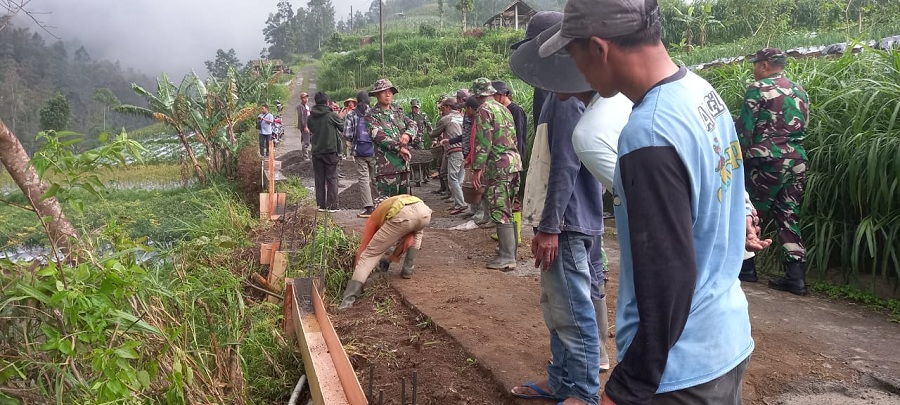 GOTONG ROYONG: Para personel TNI bersama warga Desa Wonolelo saat membuat talud.