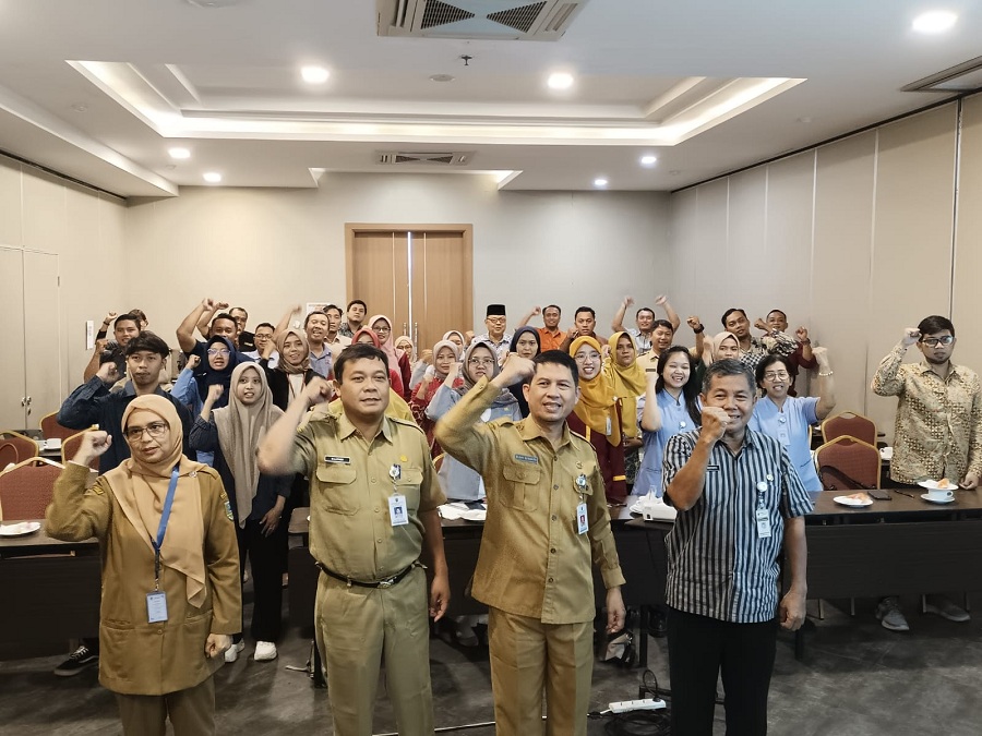 SIMBOLIS: Jajajaran Dinas Tenaga Kerja (Disnaker) Kebumen berfoto bersama tenaga kerja saat sosialisasi produktivitas perusahaan, Selasa (11/2/2024).