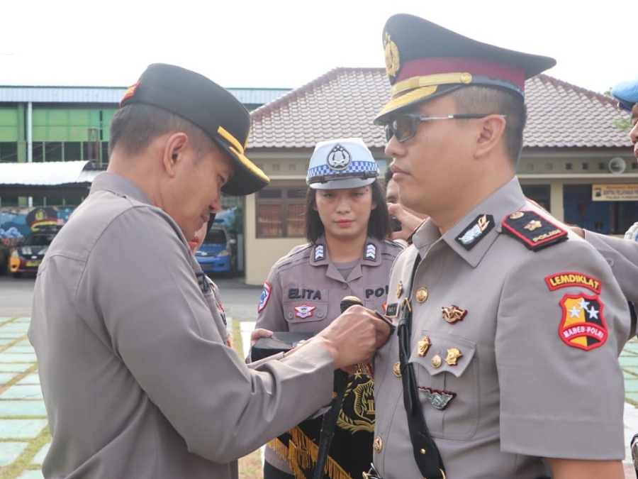 SERTIJAB : Kapolres Purworejo AKBP Edy Bagus Sumantri menyematkan tanda kepada pejabat baru yang menjalani rotasi.