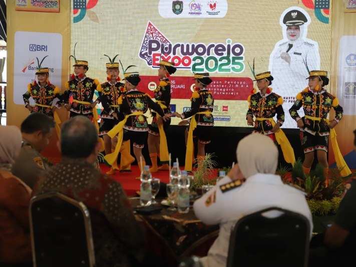 PRO UMKM : Bupati Purworejo Yuli Hastuti bersama rombongan meninjau stand UMKM pada Purworejo Expo 2025 yang berlangsung di depan Pendopo Agung Purworejo.