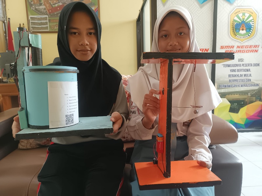 INOVASI : Siswa SMAN 1 Pejagoan menunjukkan hasil karya berupa alat peringatan gempa dan banjir.