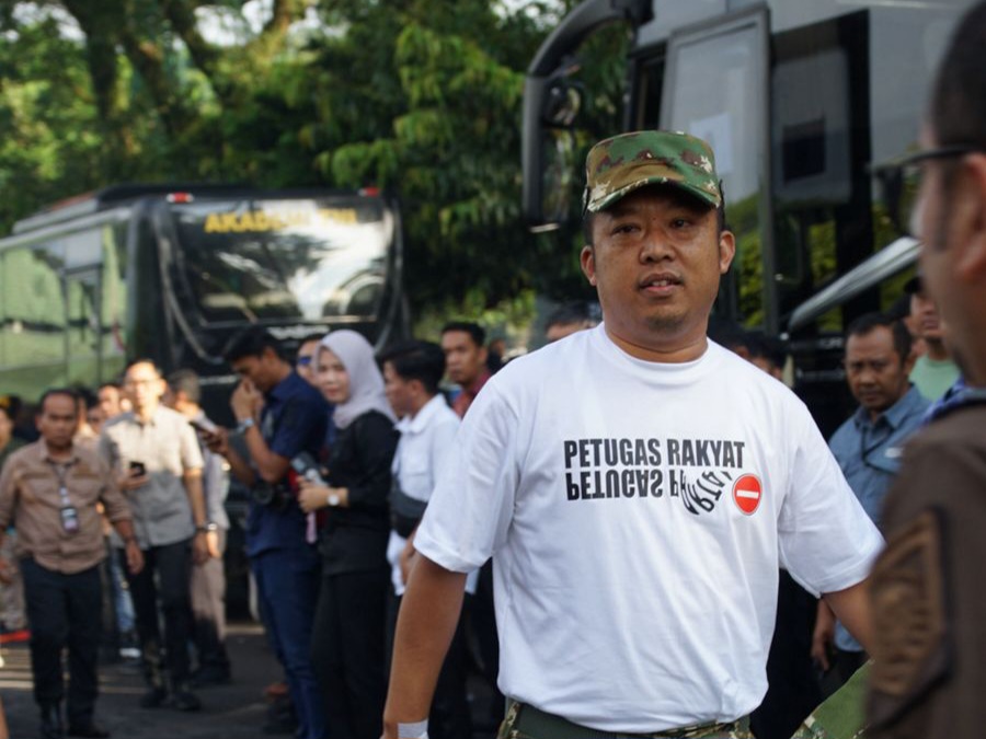 Wabup Kulon Progo Ambar Purwoko mengenakan kaus bertuliskan