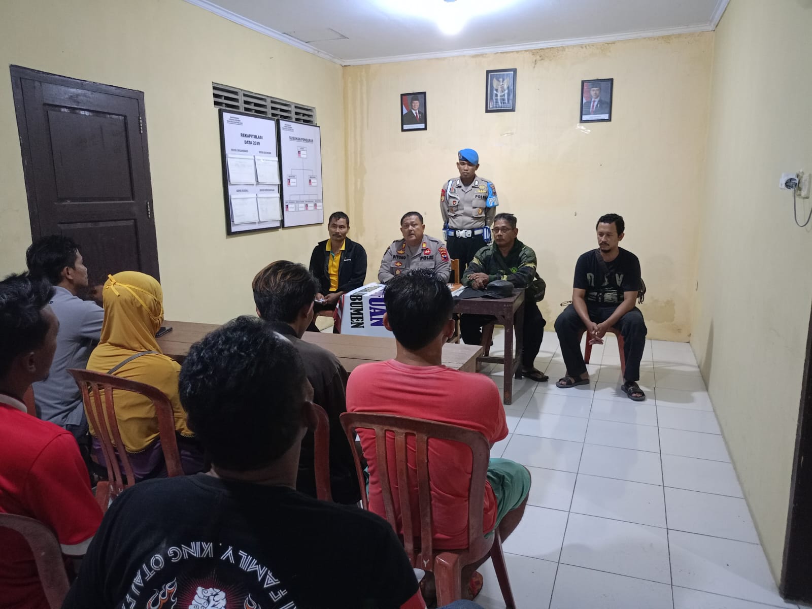 PENYELESAIAN KASUS : Polsek Ayah menyelesaikan kasus pencurian gula merah dengan damai melalui cara kekeluargaan (Dokumentasi Polsek Ayah)