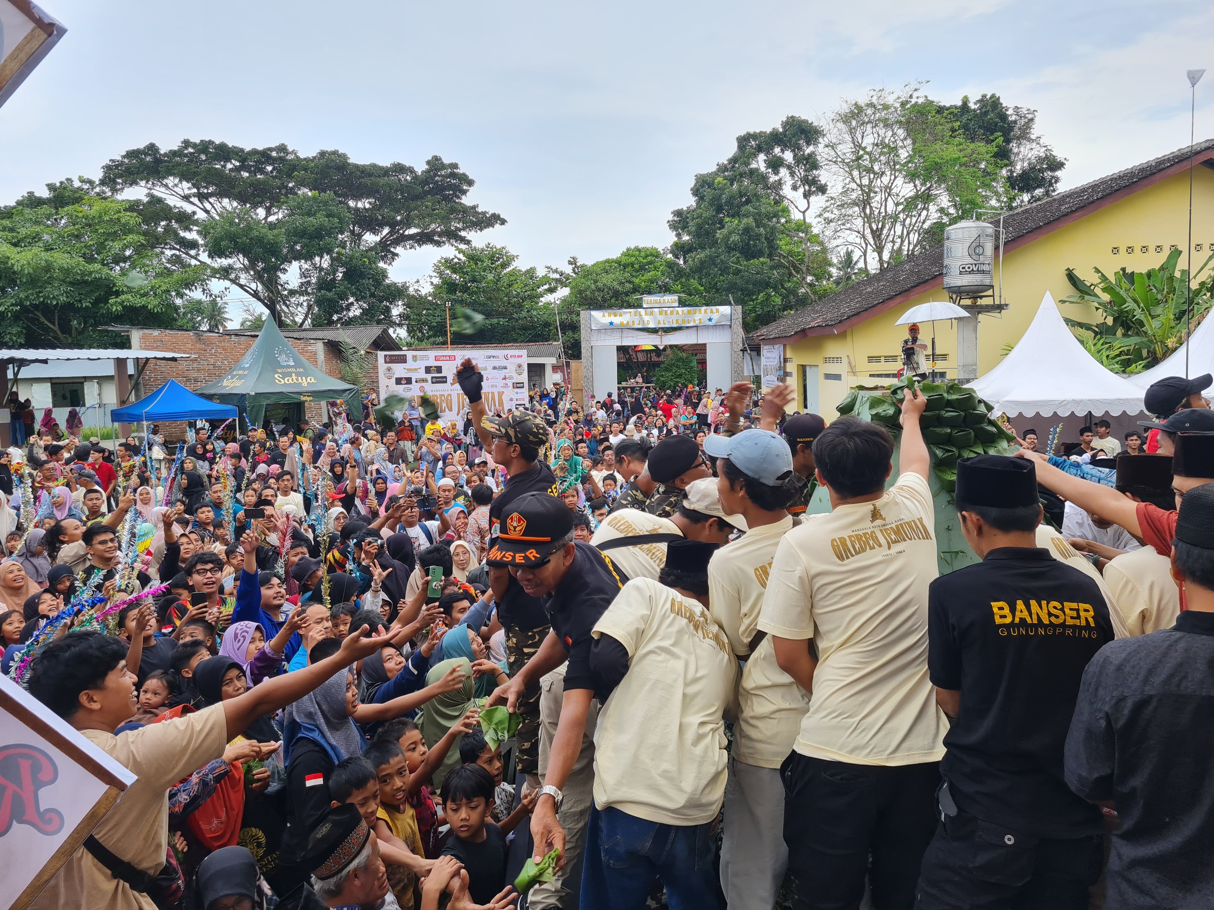 Warga Desa Gunungpring dan sekitarnya berebut gunungan jemunak di halaman Masjid Al-Ikhlas, Minggu sore (16/3).  &nbsp;