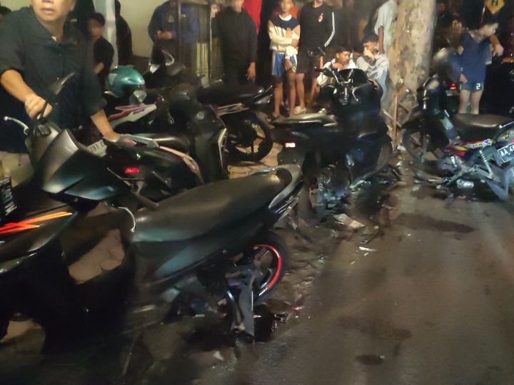 Warga menyaksikan kondisi motor yang rusak usai ditabrak mobil Suzuki Swift di Jalan Tentara Pelajar, Purworejo. (Istimewa)