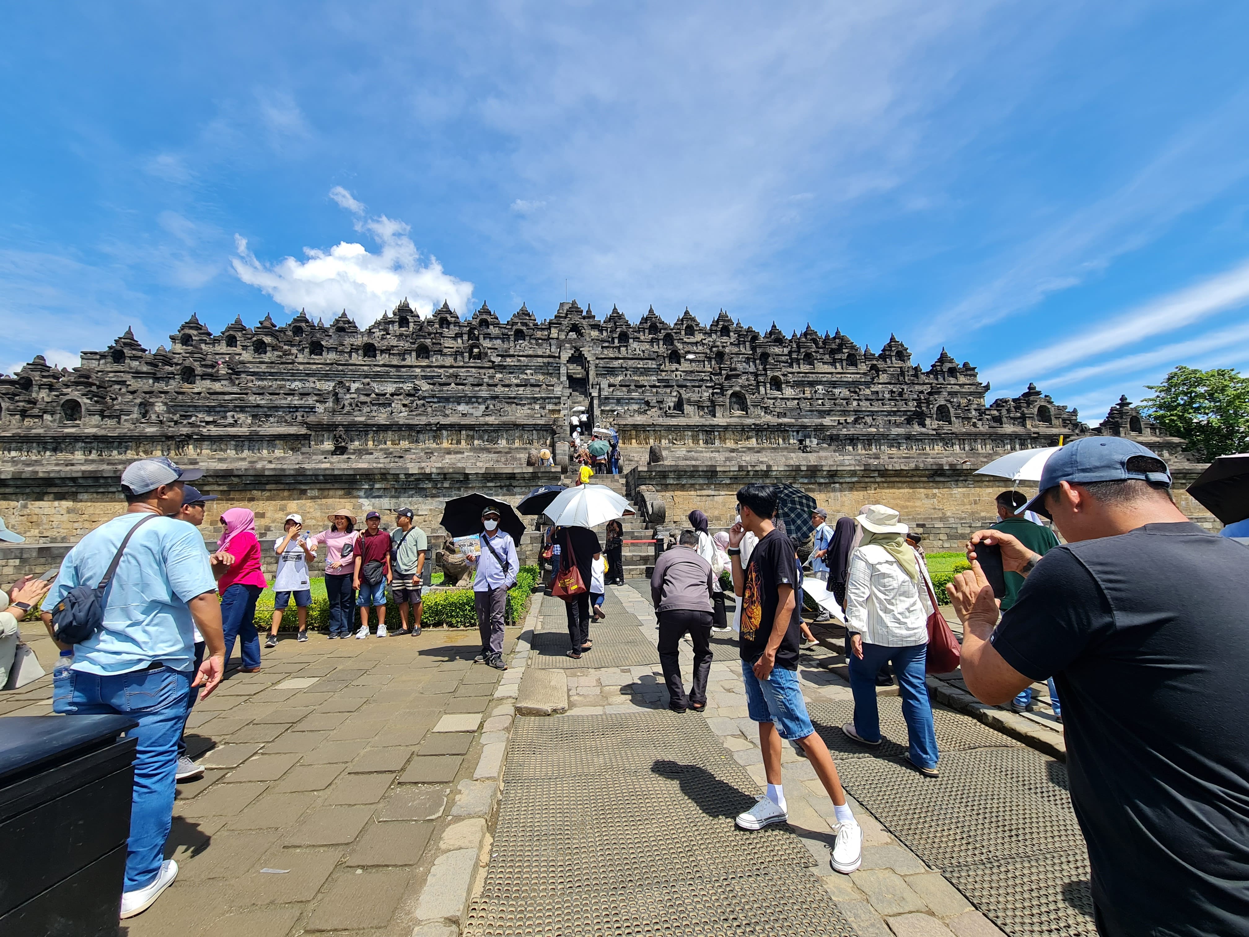 RAMAI: Wisatawan memadati kompleks Candi Borobudur, Jumat (4/4).