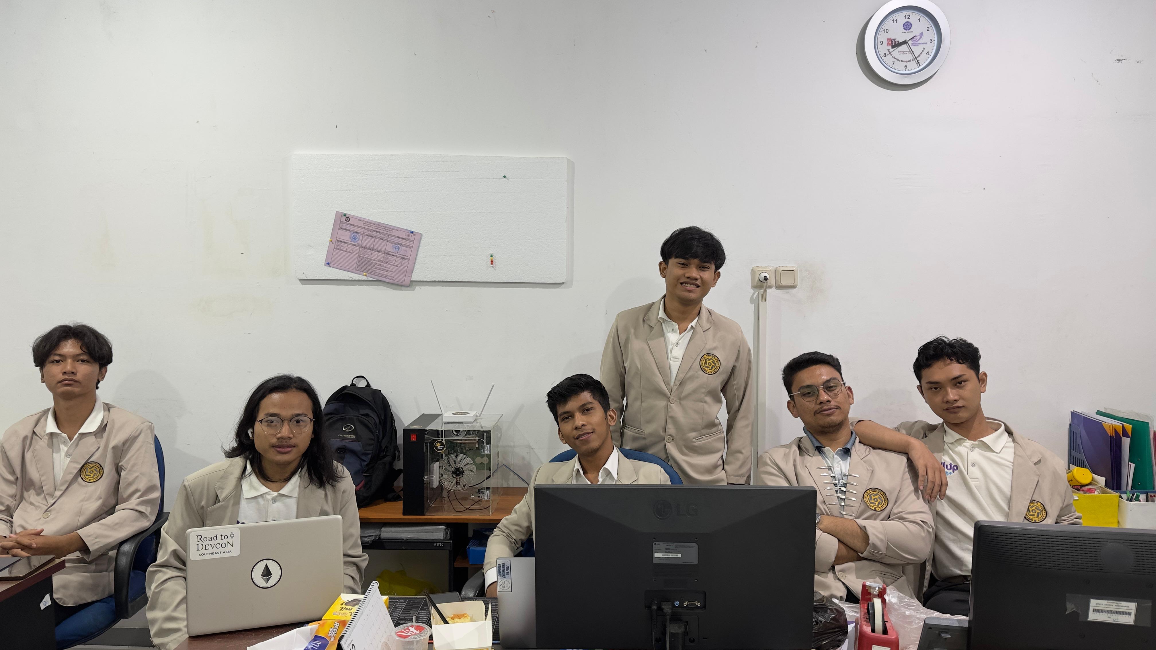 Tim mahasiswa Universitas Amikom Jogjakarta dengan perolehan medali emas lewat inovasi platfrom pendidikan digital bagi pemuda desa
