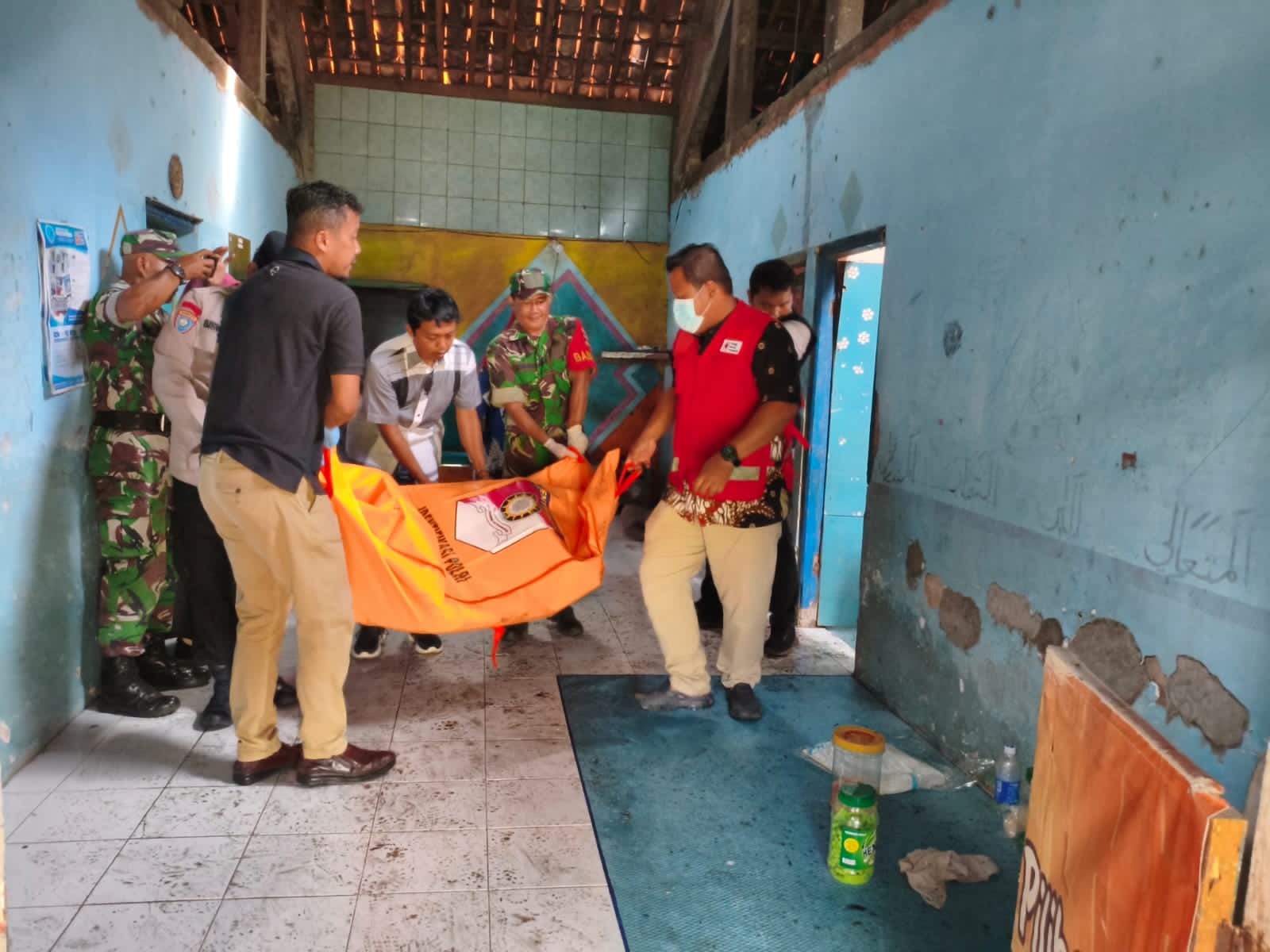 OLAH TKP: Polisi menggelar olah tempat kejadian perkara atas peristiwa bunuh diri yang dilakukan S, 46, warga Desa Lugurejo, Kecamatan Butuh, Purworejo.