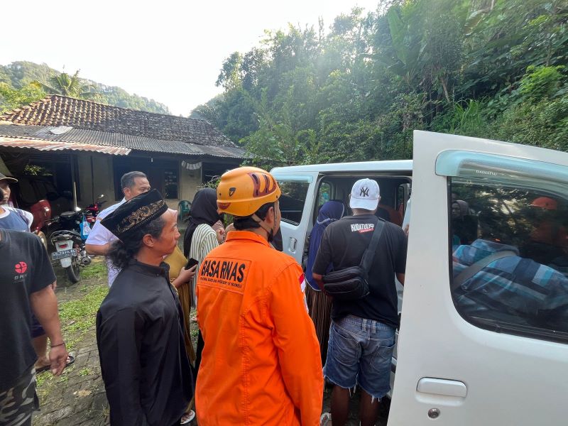 EVAKUASI: Tim SAR gabungan berhasil menemukan Sakinem, 87, lansia asal Desa Sedayu, Kecamatan Loano yang dilaporkan hilang di dalam hutan.