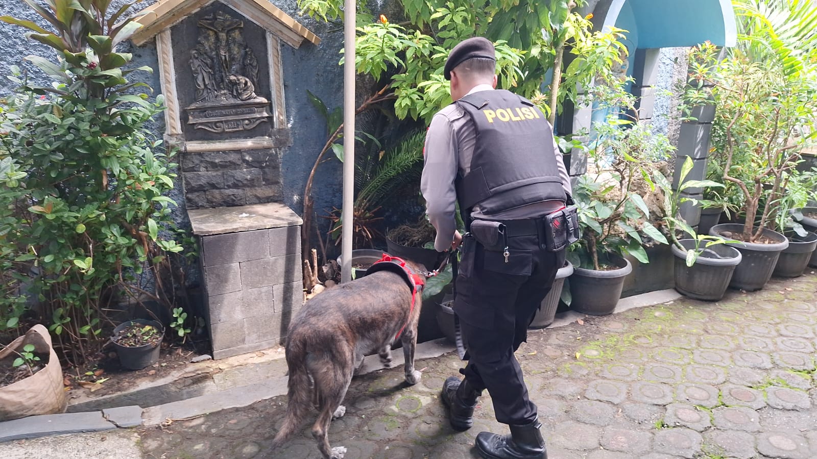 PENGAMANAN : Personel Unit Sat Samapta Polres Kebumen mengerahkan bantuan anjing pelacak K9 untuk sterilisasi gereja jelang ibadah paskah.