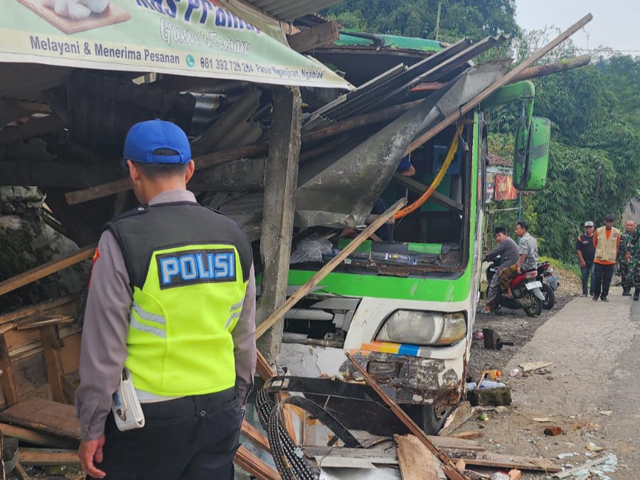 Petugas kepolisian mengevakuasi mikrobus yang mengalami kecelakaan di Selomirah, Ngablak, Sabtu siang (19/4).