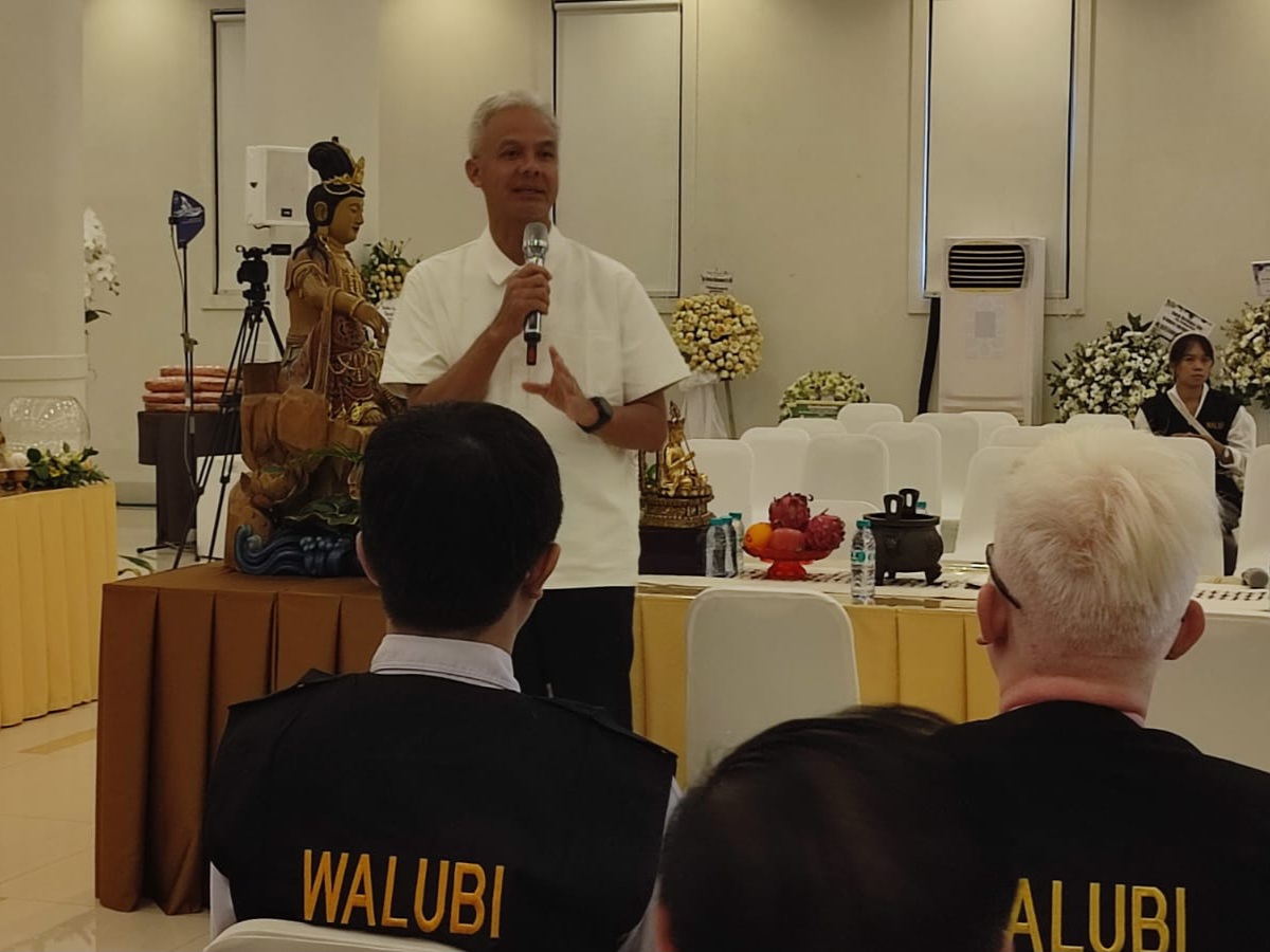 &nbsp;  TAKZIAH: Ganjar Pranowo melayat ke mendiang Murdaya Poo di Vihara GVA Mendut, Selasa (22/4).  &nbsp;