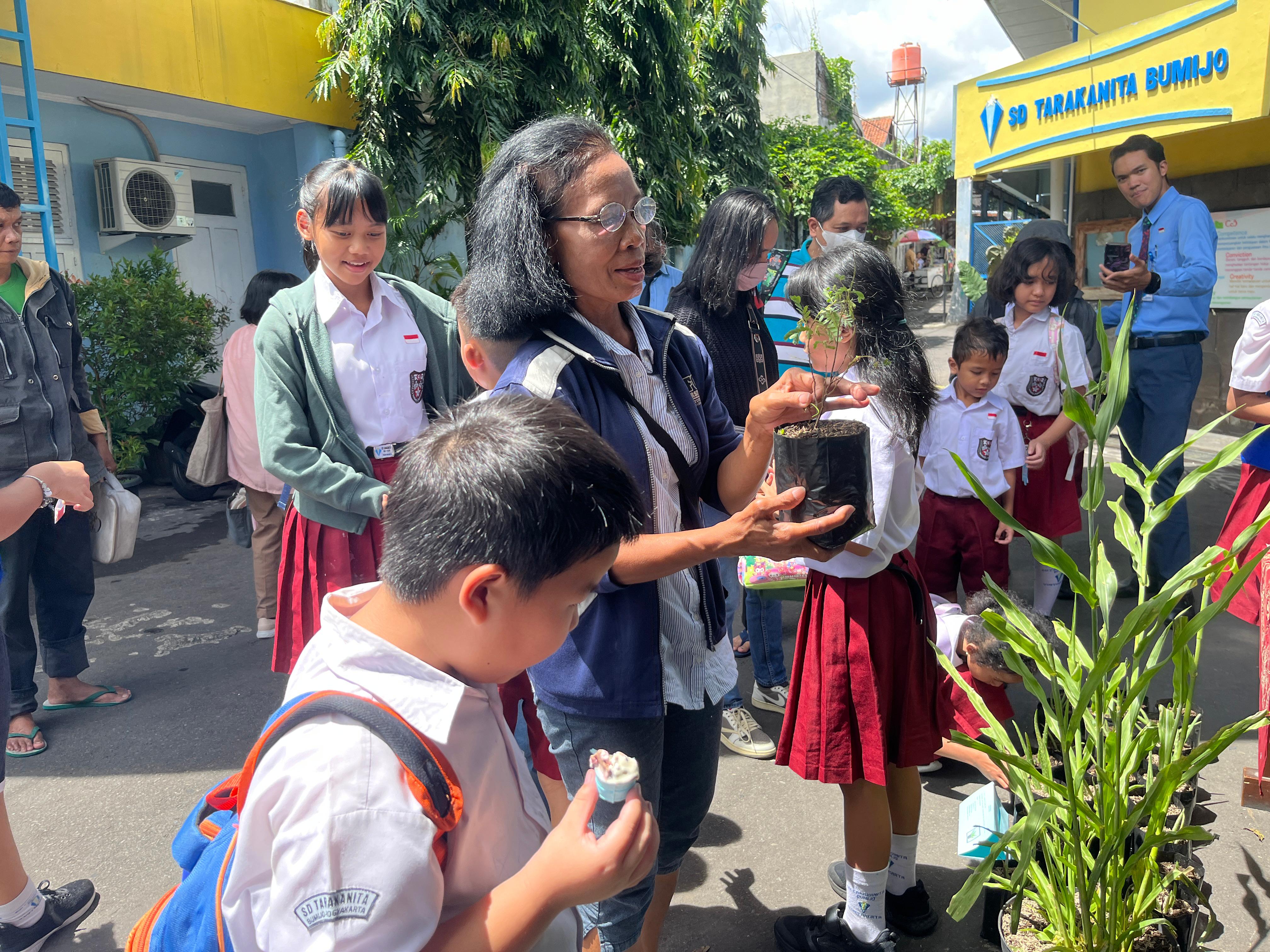 Duta lingkungan SD Tarakanita Bumijo memberi edukasi sekaligus membagi-bagikan biji dan tanaman pada sesama siswa, orangtua, hingga warga sekitar dalam peringatan Hari Bumi