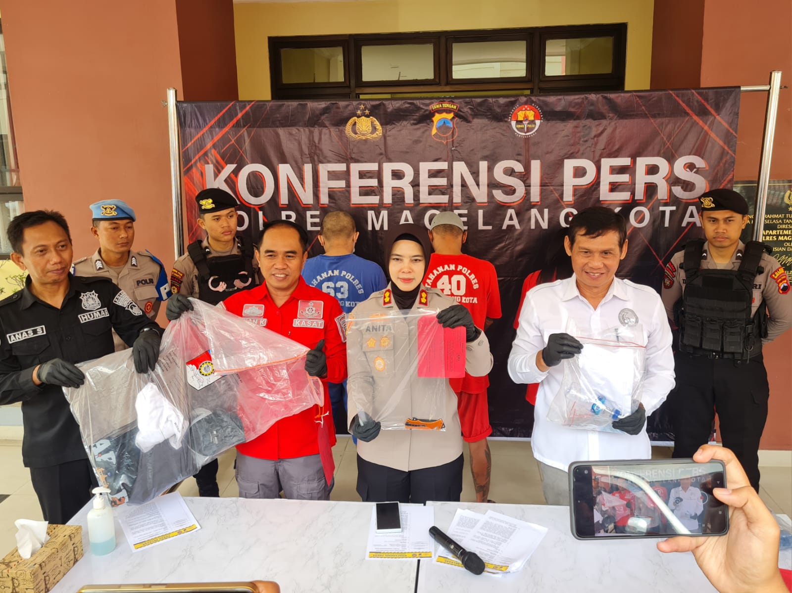 Polres Magelang Kota menangkap RAS karena telah menusuk R dan menghilangkan nyawanya.  &nbsp;