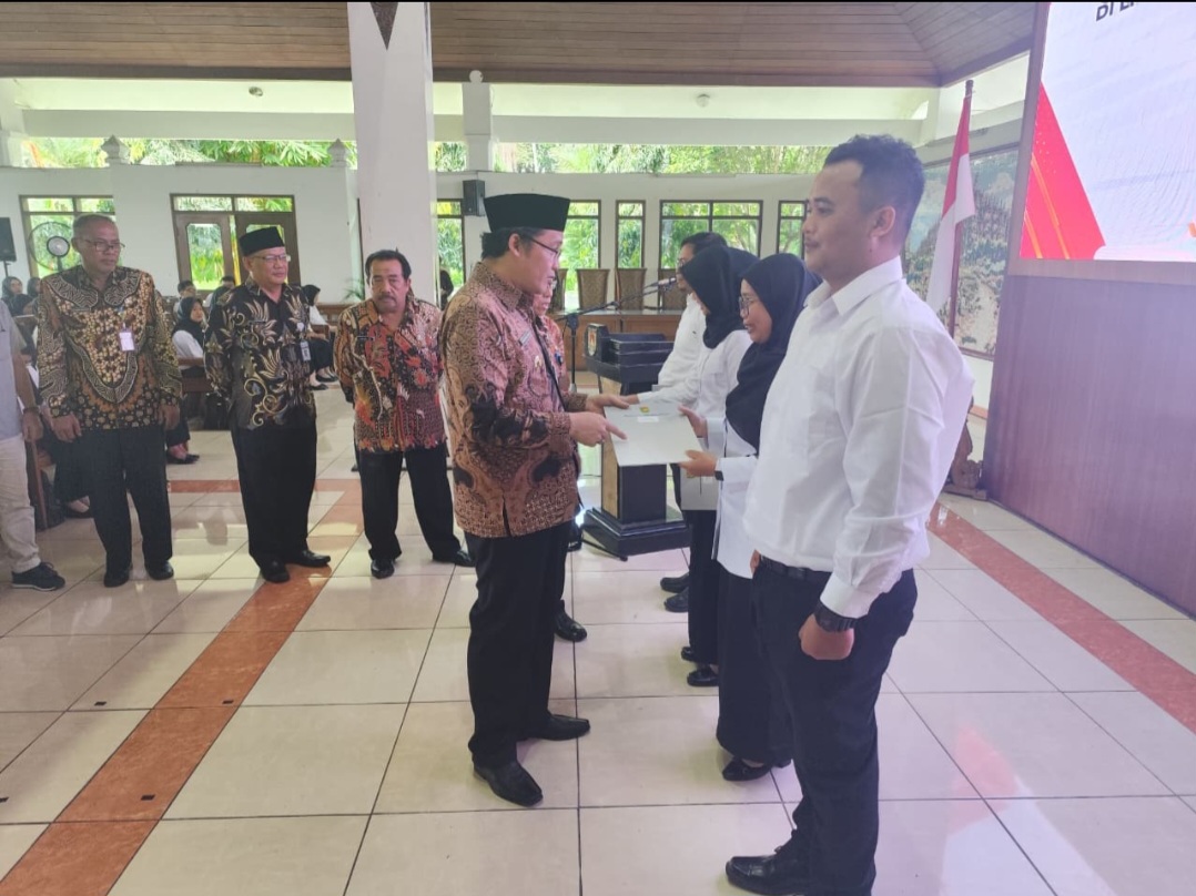 Bupati Magelang saat menyerahkan SK pengangkatan CPNS tahun anggaran 2024 di Pendopo Soepardi, Kamis (24/4).