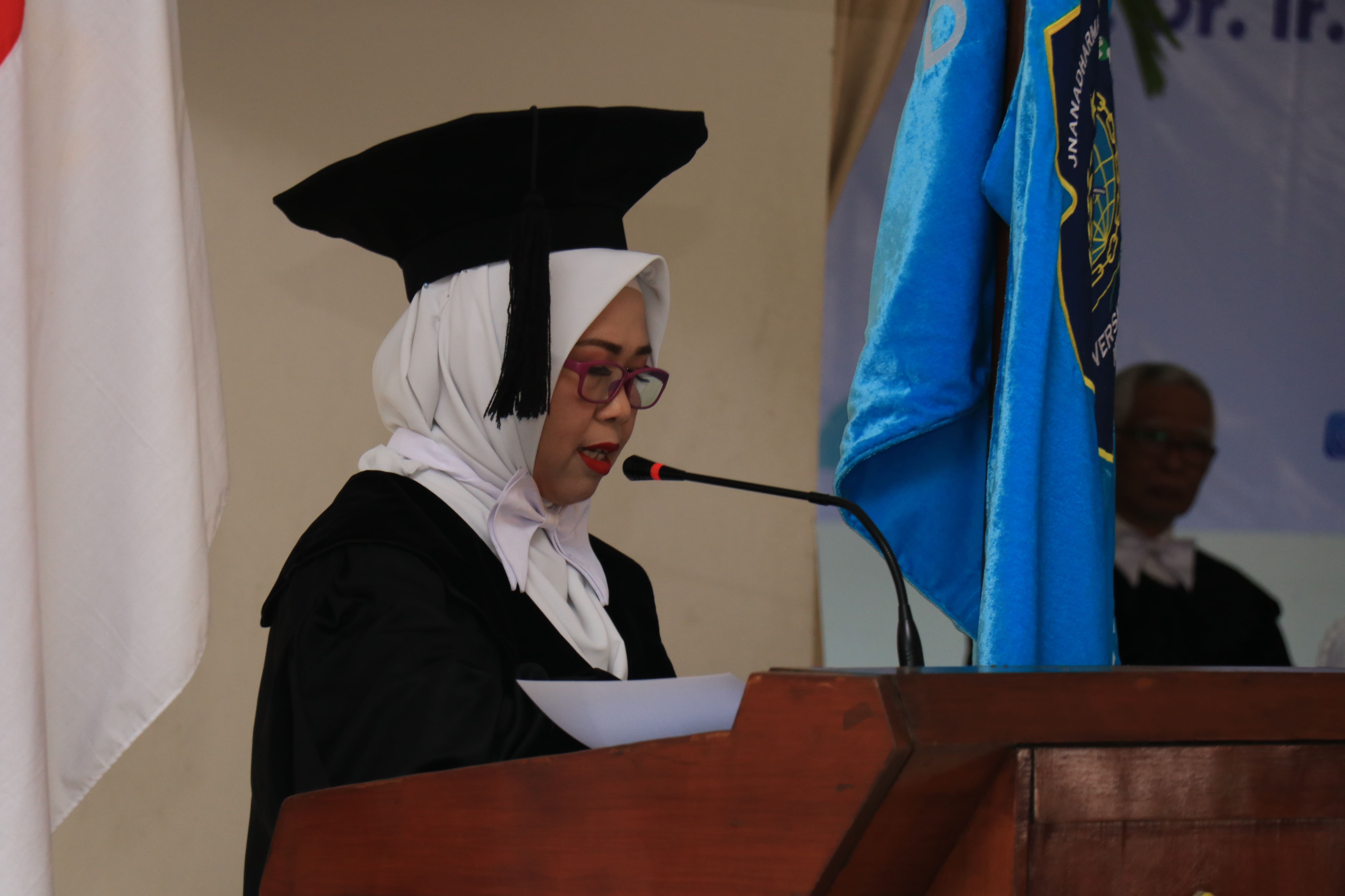 Guru Besar baru Universitas Akprind Indonesia, yakni Prof. Dr. Ir. Sri Mulyaningsih saat membacakan orasi ilmiah seputar Vulkanologi&nbsp;