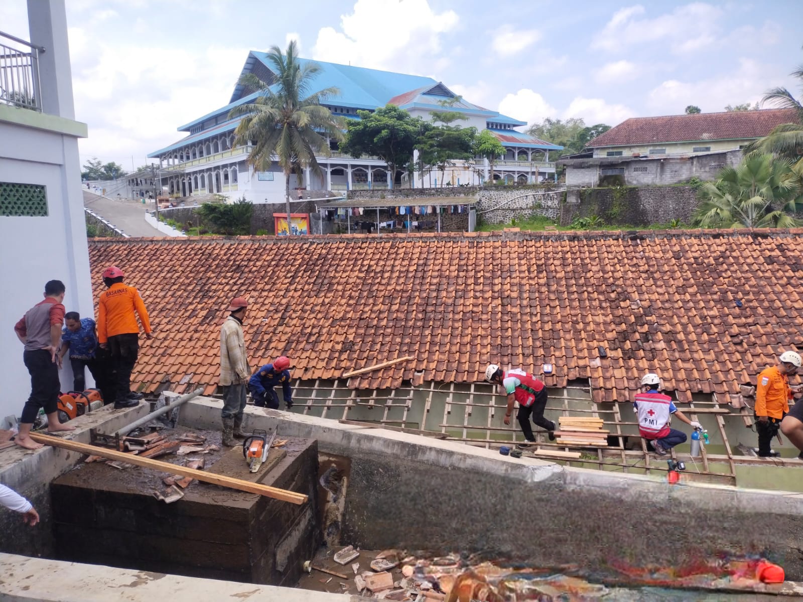Bupati serta forkopimda Kabupaten Magelang saat menjenguk santri Gontor Kampus 5 Magelang.