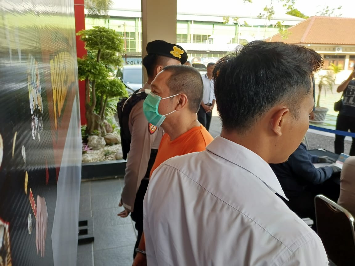 Kapolres Purworejo AKBP Andry Agustiano memimpin pers rilis terkait pengungkapan pusaran kasus korupsi di Bank BPR Purworejo. Dari kasus ini seorang pengusaha properti ditetapkan sebagai tersangka.