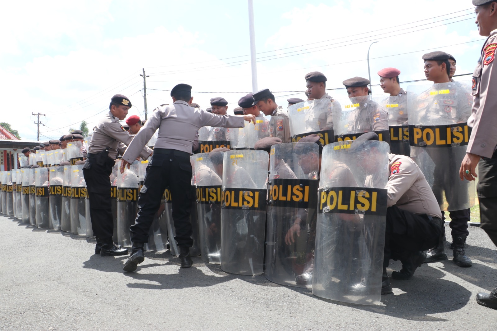 Personel Polres Kebumen menjalani latihan pengendalian massa sebagai bentuk kesiapan menghadapi berbagai potensj gangguan keamanan dan ketertiban wilayah. (Dokumentasi Polres Kebumen)