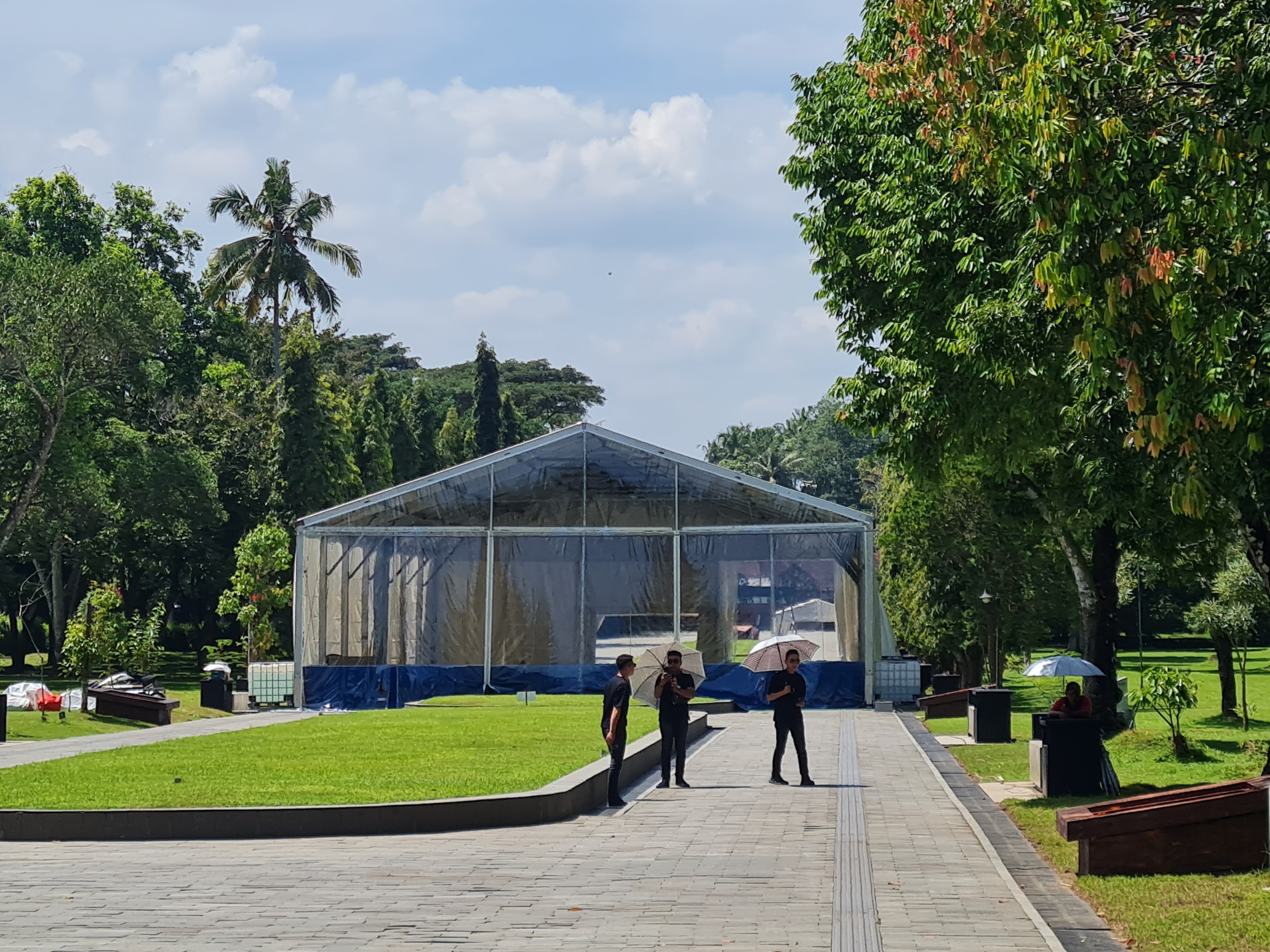 Tenda yang digunakan untuk perayaan Waisak sudah mulai dibangun di kompleks Taman Wisata Borobudur.