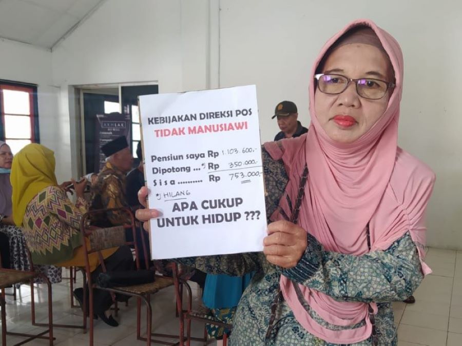 PROTES: Persatuan Pensiunan PT Pos Indonesia Kantor Cabang Purworejo melakukan aksi protes terhadap kebijakan penghapusan beberapa instrumen tunjangan pensiun.