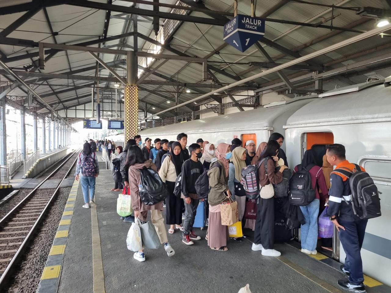Penumpydi stasiun Lempuyangan