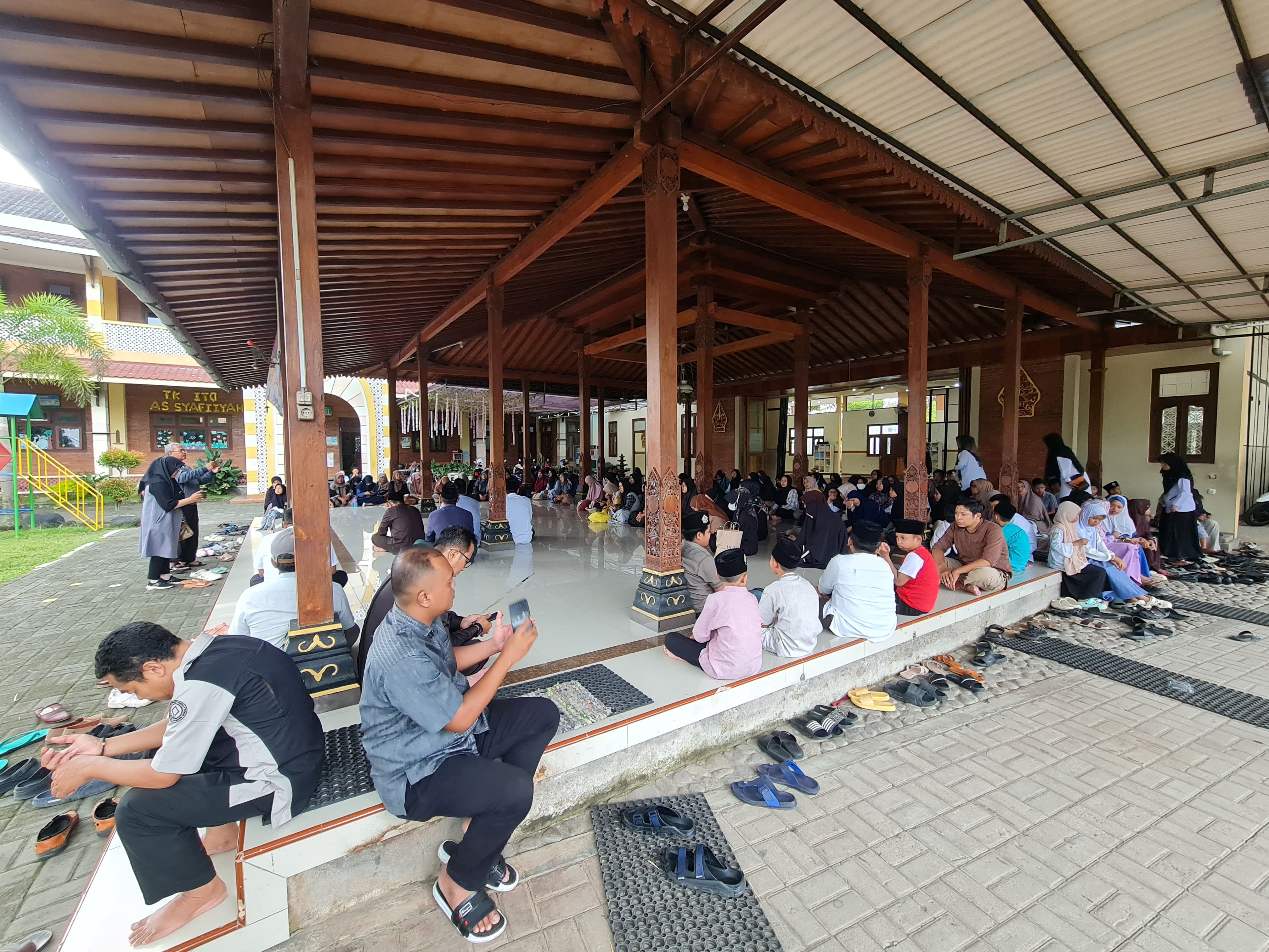 Wali siswa melakukan doa bersama di pendopo SD Islam Tahfidz Qur