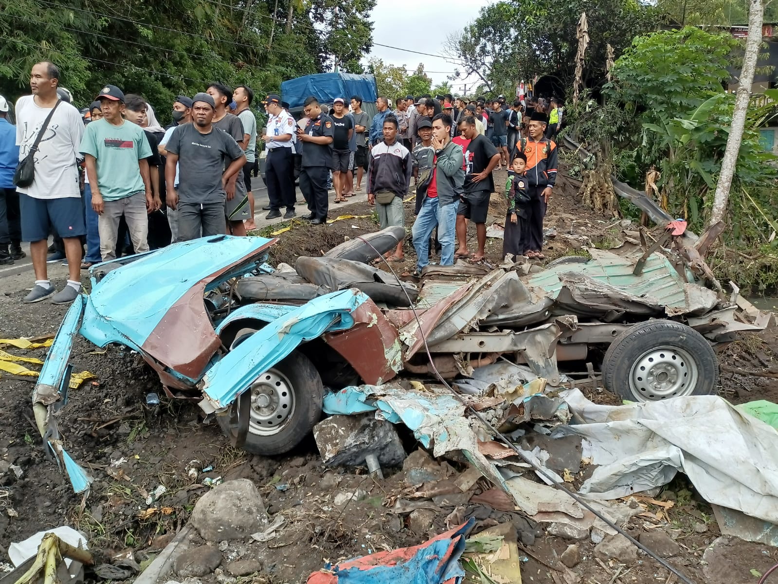 Minibus yang ringsek ditabrak truk pasir di Kalijambe Purworejo