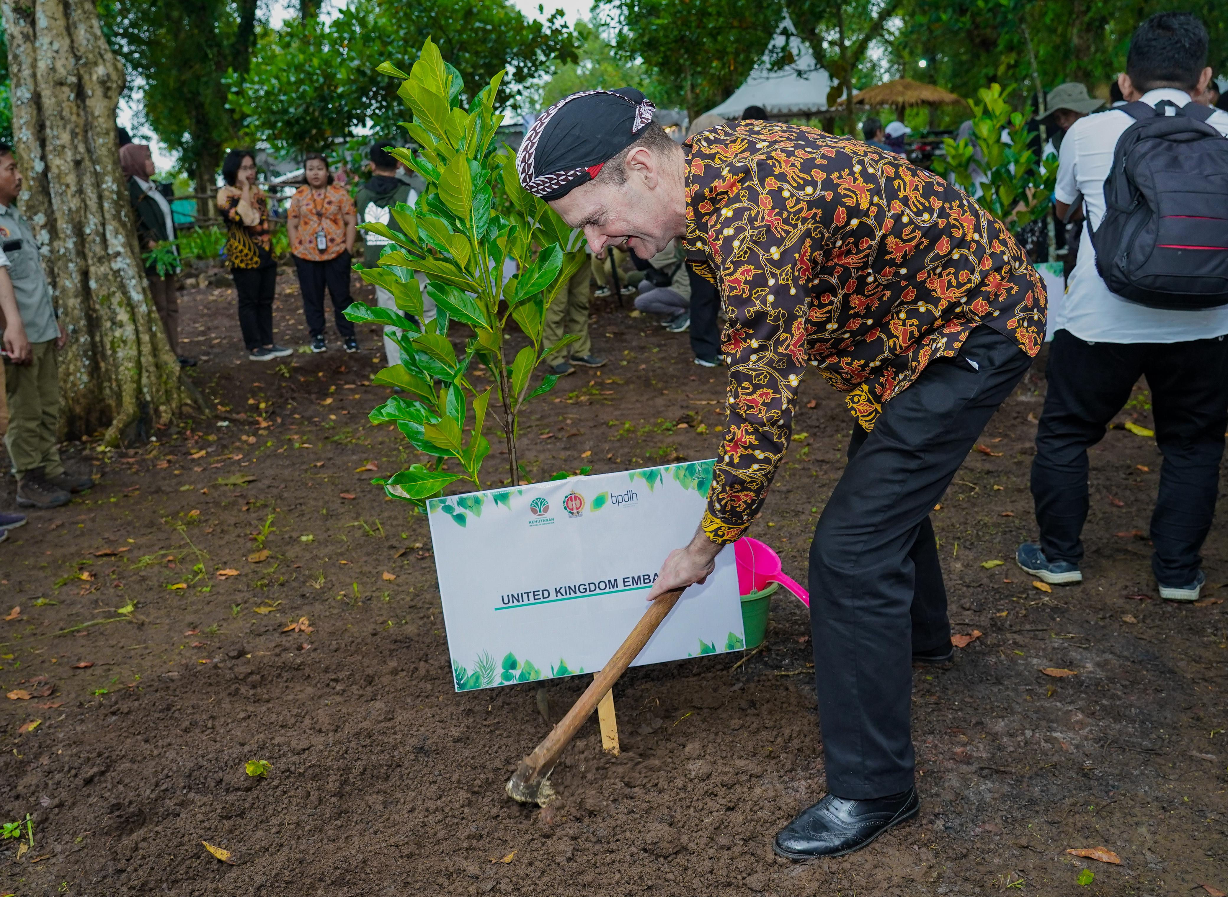 Kejar Target Penyerapan Karbon Bersih dari Sektor Kehutanan, Indonesia-Inggris Kerja Sama dalam Perhutanan Sosial