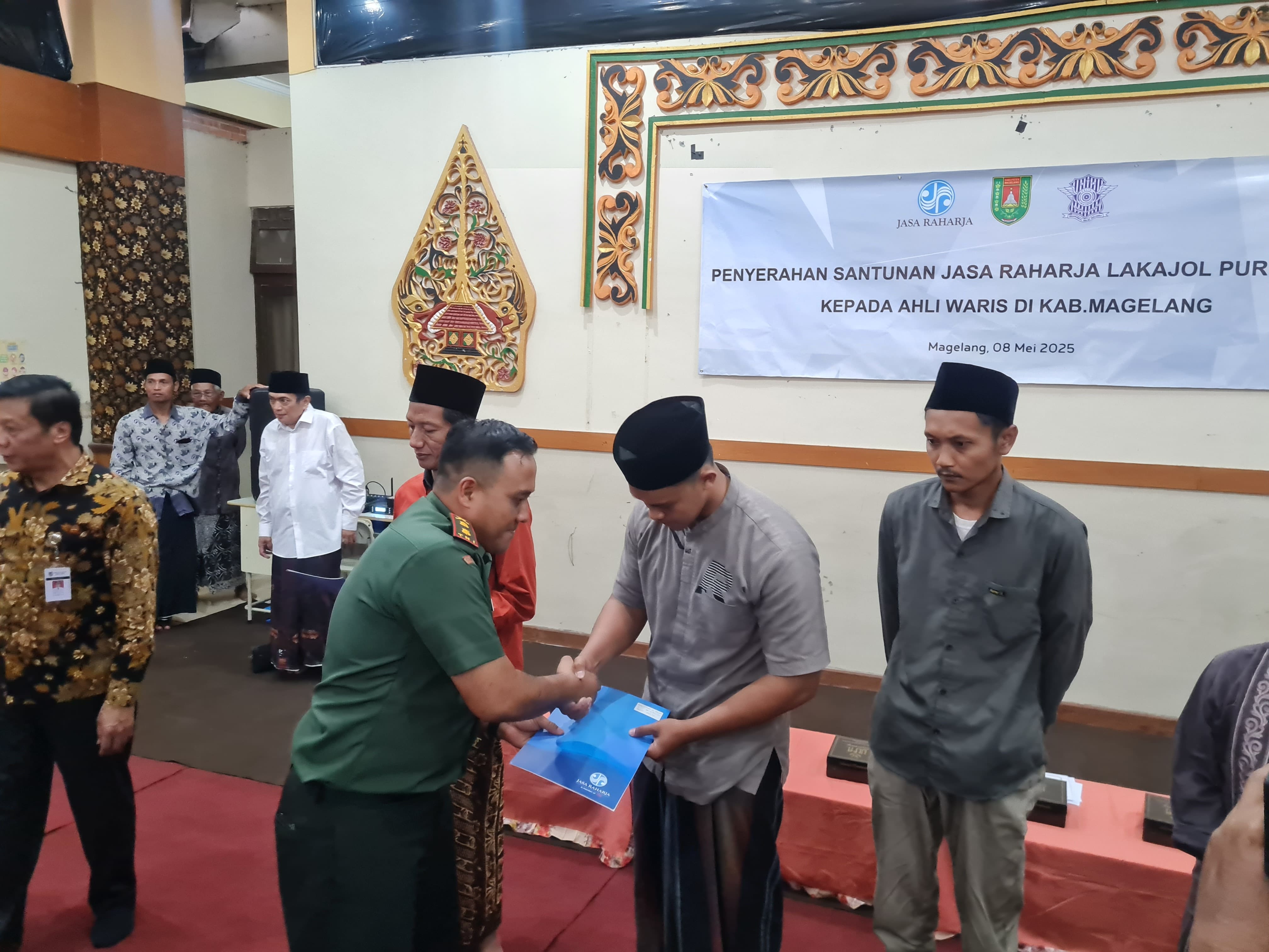 Para ahli waris korban meninggal akibat kecelakaan di Purworejo, dapat santunan, Kamis (8/5).