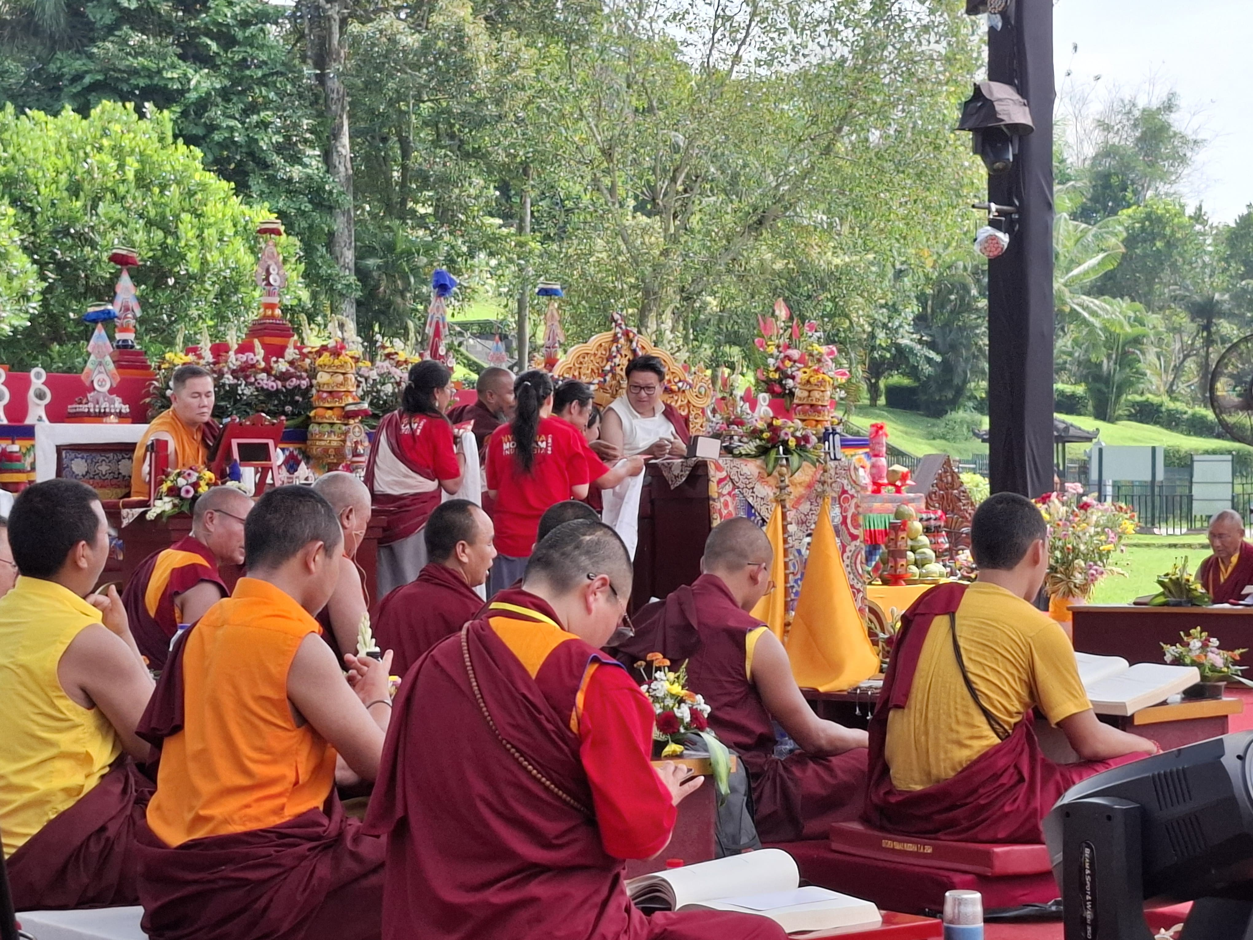 Umat Buddha berdoa jelang Waisak