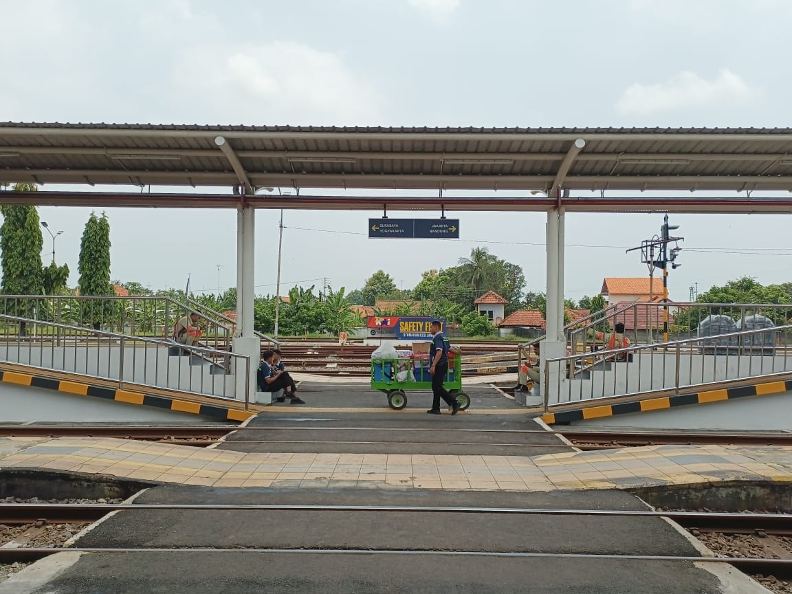 Tumpukan penumpang terjadi di Stasiun Kutoarjo selama momentum libur panjang yang bertepatan dengan Hari Raya Waisak.