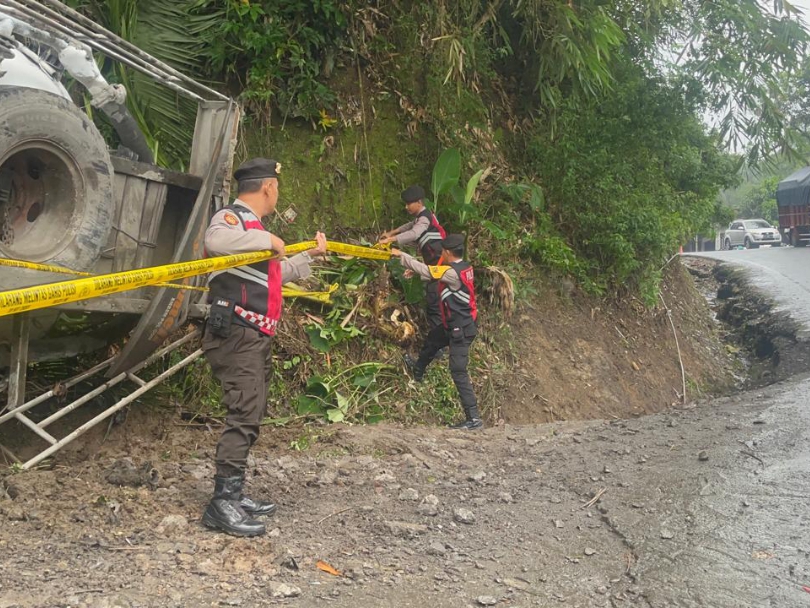 Sebuah truk pengangkut semen curah terguling di turunan curam Kalijambe, Kecamatan Bener, Purworejo
