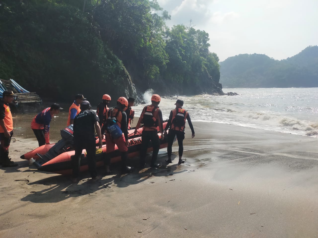 Tim SAR gabungan berhasil menemukan pemancing yang hilang terseret ombak di Pantai Lampon, Desa Pasir, Kecamatan Ayah. (Dokumentasi BPBD Kebumen)