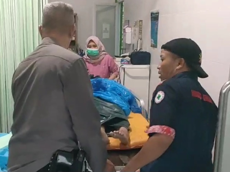 Jenazah ibu dan anak yang hanyut di jalan kawasan Sutopati, Kajoran, dibawa ke puskesmas setempat, Jumat (16/5).