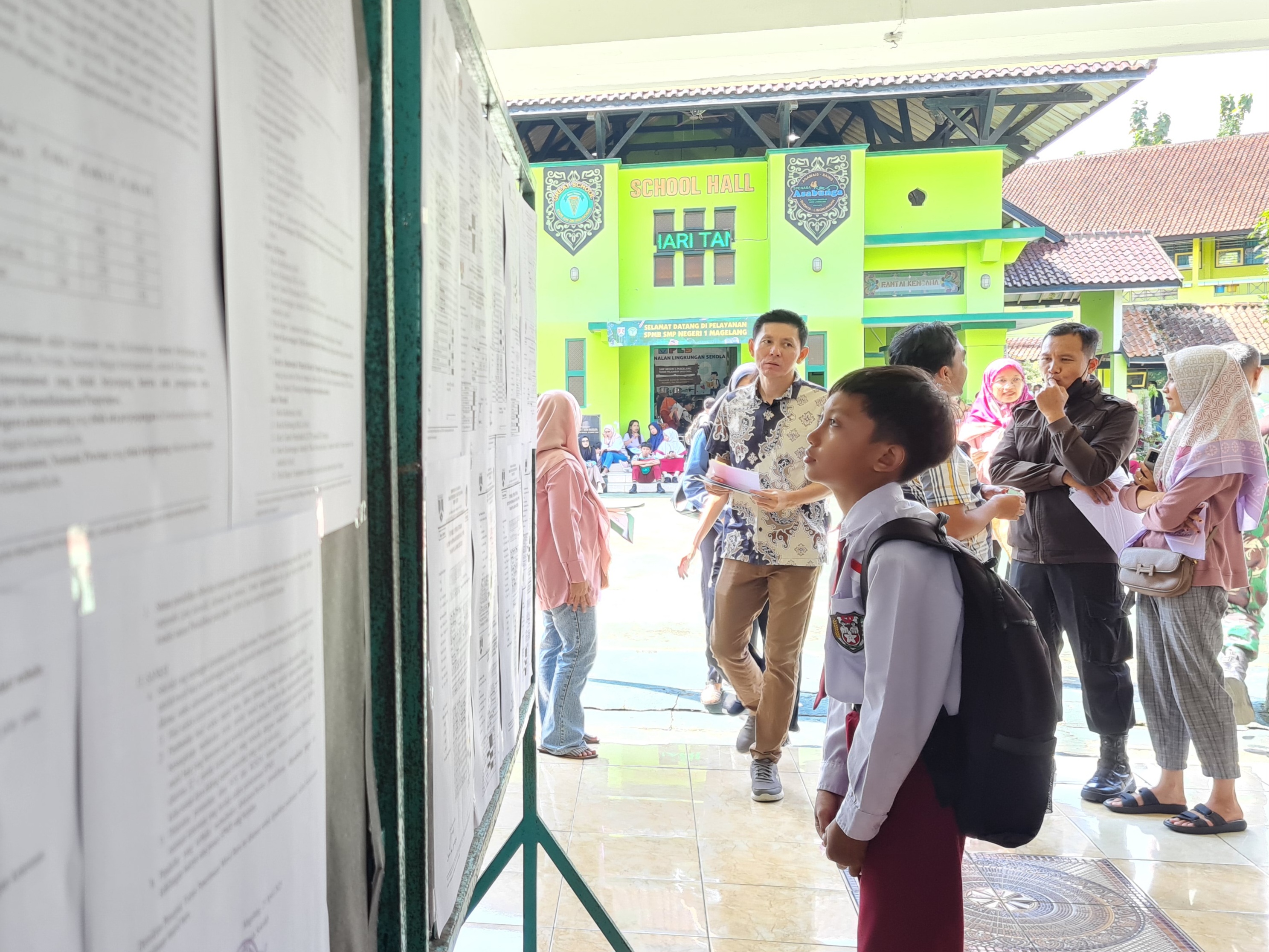 Banyak orang tua yang mengantarkan anaknya untuk mendaftar di SMPN 1 Magelang, Senin (19/5).